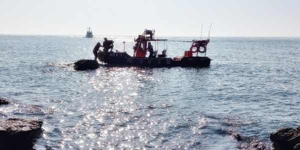 13일 낮 갯바위 낚시 중 밀물에 갇혀 고립된 50대 박 모 씨가 신고를 받고 출동한 태안해경 연안구조정에 구조되고 있다. / 출처=태안해양경찰서