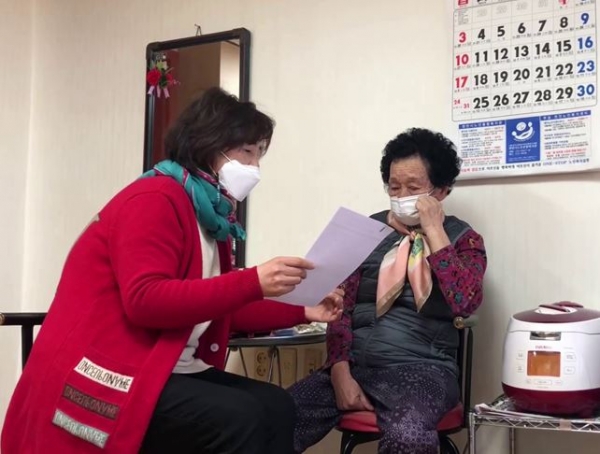 생활지원사가 어르신가정을 방문해 서비스 지원하는 모습