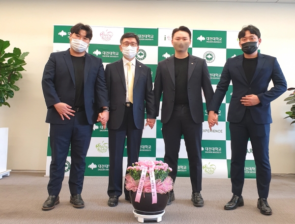 남윤진 총학생회장(오른쪽 두 번째)과 임원들이 윤여표 총장에게 꽃다발을 전달 한 뒤 단체사진을 촬영 중에 있다.