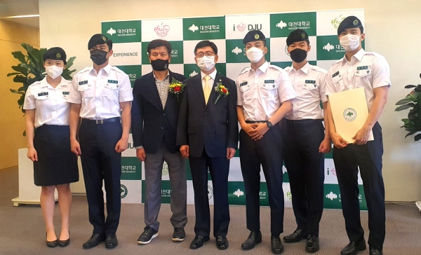 학생회 간부후보생들이 윤여표 총장과 이종곤 교학부총장에게 카네이션을 전달한 뒤, 단체사진을 촬영 중에 있다.