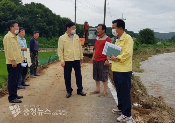 이춘희 세종시장이 지난해 소정면 대곡교붕괴현장을 찾아 주민들과 이야기를 나누고 있다.