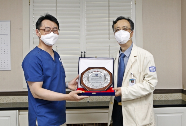 이동수 의무원장(오른쪽)과 정인철 수련교육부장