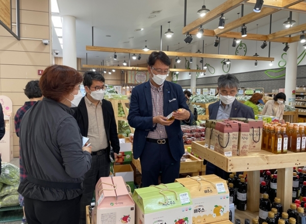 금산 만인산농협 산지유통센터 방문 현장 사진 * aT 오정규 유통이사(좌측에서 두번째)