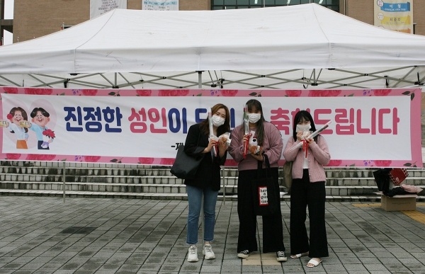 17일 정오 목원대 중앙도서관 앞에서 장미꽃 등을 받은 학생들이 기념촬영을 하고 있다.