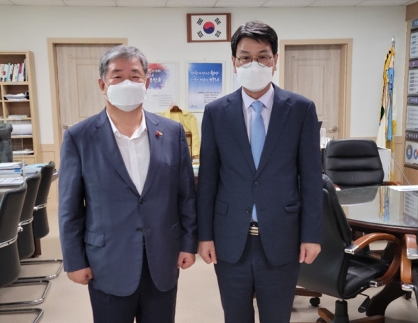 ‘충남 8개 시‧군 지회 설립’을 위해 본격 행보 /사진 좌측 대전상의 정태희 회장, 우측 청양군 김돈곤 군수