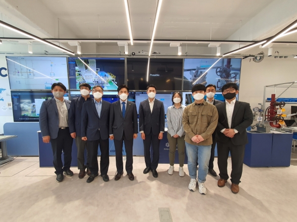 최병욱 총장과 관계자들이 증강현실 및 디지털 트윈 산학협력을 강화하고자 관련 전문기업인 버넥트를 탐방하고 기업 관계자 및 졸업생 취업자들과 함께 기념촬영을 하고 있다.           (왼쪽에서 네 번째 한밭대 최병욱 총장)