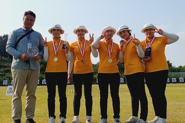 지난 13일 오후 광주국제양궁경기장에서 목원대 양궁팀 선수와 감독이 메달을 목에 걸고 기념촬영을 하고 있다.