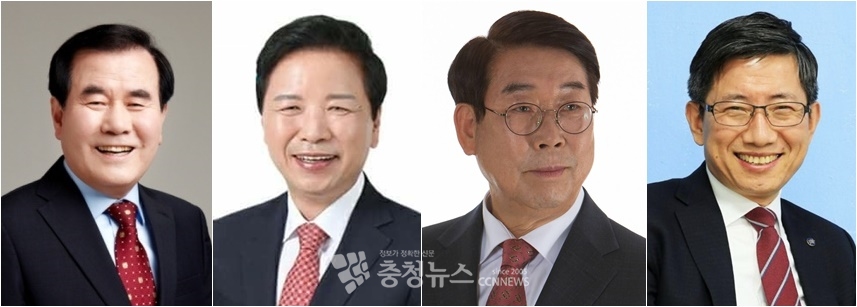 왼쪽부터 김지철 충남교육감, 명노희 전 충남도의회 교육위원, 조삼래 공주대 명예교수, 조영종 천안오성고 교장