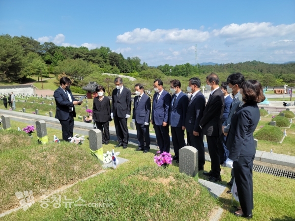 김병규 충남부교육감과 충남교육청 직원들이 5.18민주묘지를 참배하고 있다.