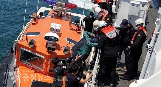 낚시바늘에 손가락 꿰인 낚시인을 경비함정에서 연안구조정으로 옮겨 태우고 있다. /출처=태안해양경찰서