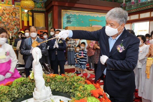 부처님 오신 날 봉행에 참여하는 문정우 금산군수