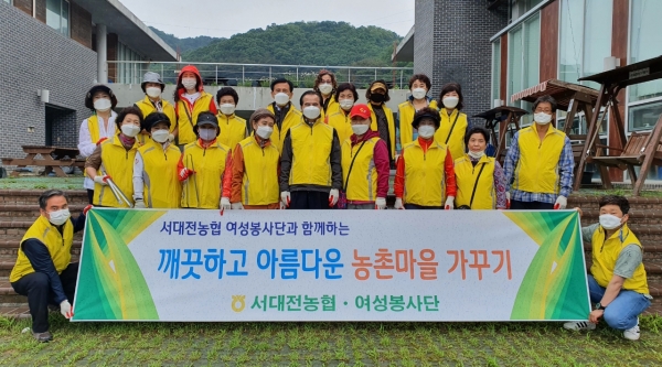 중구 산서지구에 위치한 팜스테일마을(무수동) 일대 환경정화 활동을 실시 / 앞줄 가운데-송용범 조합장