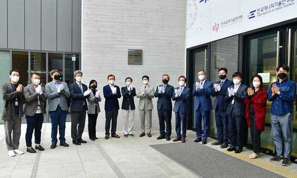 KIST 안전증강(ASSIT)융합연구단 현판제막식. (왼쪽부터) KIST 이준석 박사, KIST 이택진 박사, KIST 황재인 박사, 석현광 KIST 연구기획조정본부장, 양은경 KIST 부원장, 윤석진 KIST 원장, 김상경 안전증강융합연구단장, 이인환 국가과학기술연구회 이사장 직무대행, 김종남 KIER 원장, 김재수 KISTI 원장, 국가과학기술연구회 김주선 융합연구본부장, KIER 라호원 박사, KISTI 김선호 박사, KIST 김계리 박사, KIST 김수현 박사.