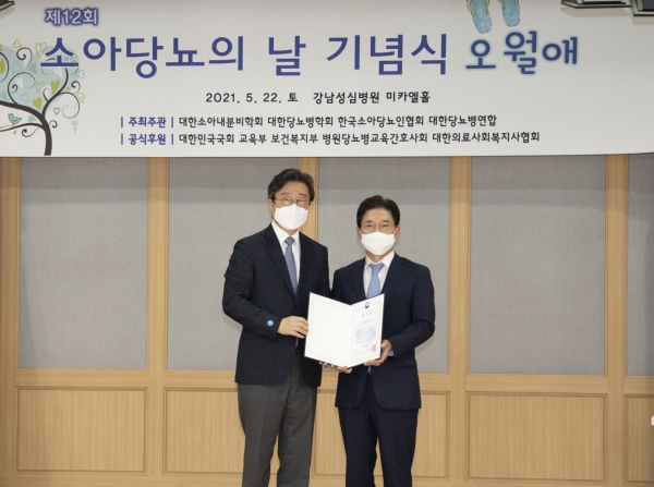 지난 22일(토) 한림대학교 강남성심병원에서 열린 제12회 소아당뇨의 날 기념식에서 (왼쪽부터) 대한당뇨병학회 우정택 회장과 골프존뉴딘홀딩스 최덕형 대표이사가 기념사진을 촬영하고 있다