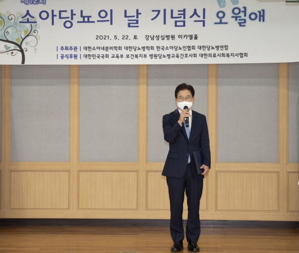 지난 22일(토) 한림대학교 강남성심병원에서 열린 제12회 소아당뇨의 날 기념식에서 골프존뉴딘홀딩스 최덕형 대표이사가 수상 소감을 말하고 있다.