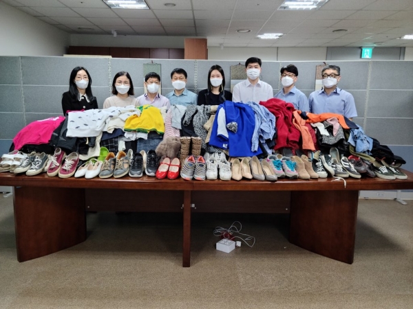 농협은행 충청심사센터 임직원들은 어려운 이웃을 돕고 ESG 경영 실천을위한 비대면 헌 옷 기부 나눔 캠페인을 실천했다.