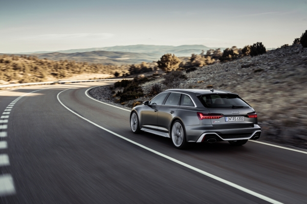 아우디 RS6 아반트 주행 이미지