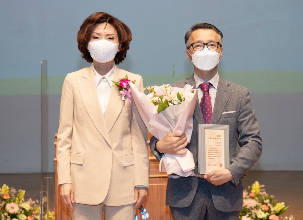 충남대 자랑스러운 동문상을 수상한 김영일 대전시의사회 회장(오른쪽)