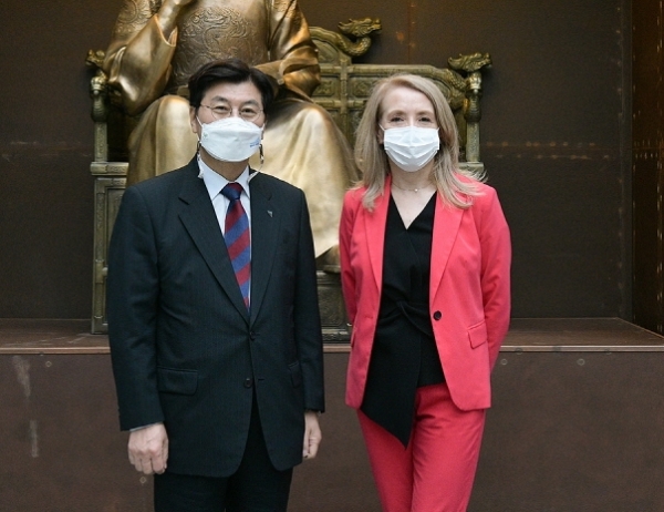 이춘희 세종시장(왼쪽)과 글로리아 시드 주한칠레대사.