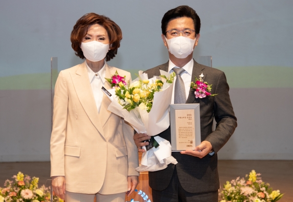 충남대 이진숙 총장(왼쪽)과 허태정 대전시장