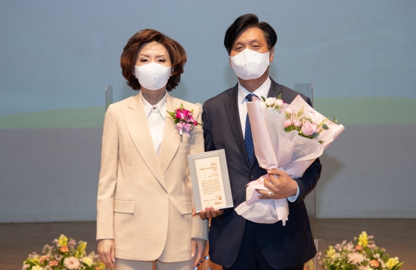 충남대 이진숙 총장(왼쪽)과 조승래 국회의원.