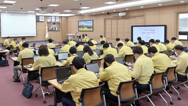 공주시 주간업무계획보고회 주재 모습