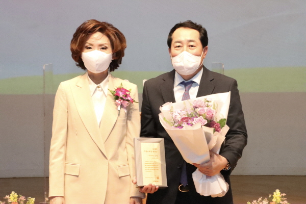 왼쪽부터 이진숙 충남대학교 총장, 강래구 한국수자원공사 상임감사위원