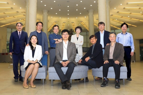 한남대 바이오 분야를 이끄는 교수들. (앞줄) 왼쪽부터 박은미, 나양호, 이진호, 이승호. (뒷줄) 왼쪽부터 윤국노, 권영인, 김영민, 이진아, 이성광, 김인섭 교수