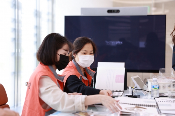 시각장애인 위한 ’특별한 도서 만들기’ 임직원 봉사활동 실시 모습