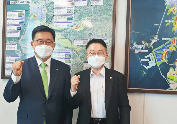 방문 현장 사진   * 한국농수산식품유통공사 김춘진 사장(좌측), 새만금개발청 양충모 청장(우측)