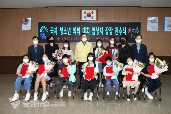 김석환 홍성군수가 국제 청소년 회화 대회 수상자 10명과 기념 촬영을 했다.