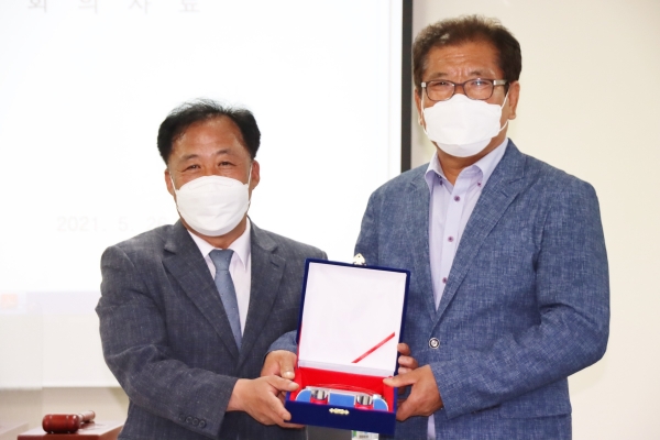 (왼쪽부터) 문성원 대전시의원, 김상배 금강엑슬루타워아파트 입주자대표회장