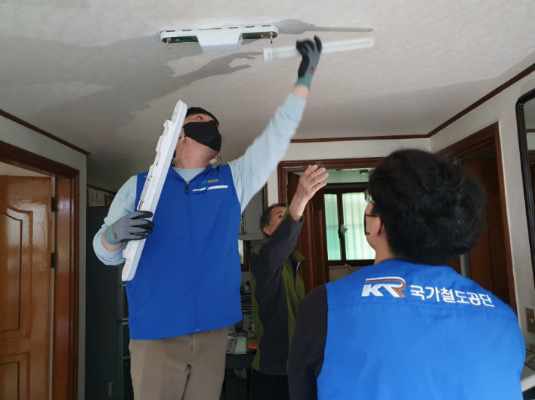 국가철도공단 수도권본부 직원들이 27일(목) 청파노인복지센터와 함께 독거가구 대상 재능기부 봉사활동을 펼치고 있다.