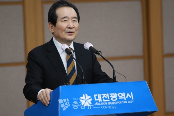 정세균 국무총리가 8일 대전시를 방문한 자리에서 중기부 이전 후속 대책을 발표하고 있다. (사진=대전시청 풀 기자단)