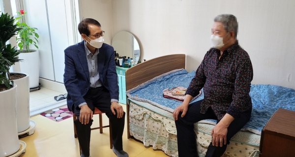 윤찬수 부시장이 독거어르신 가정을 방문해 대화를 나누고 있다