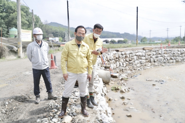 맹곡천 재해복구 현장 점검에 나선 박상돈 시장