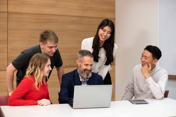 국제대학원 IBDP 국제교사자격증과정 모집 (외국인 교수와 함께 교육 모습)