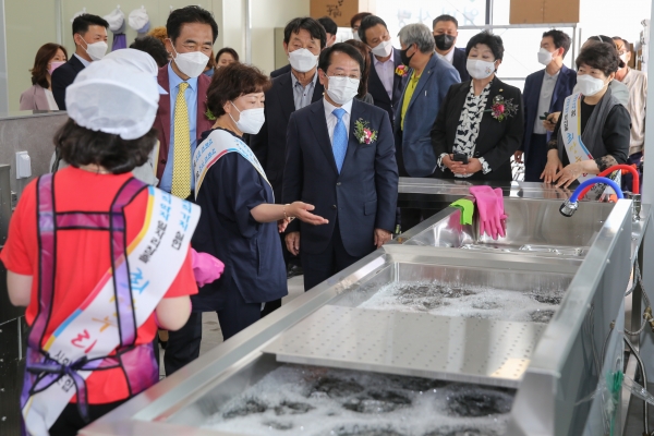 엄마사랑 식판케어 사업장을 둘러보고 있는 박형덕 서부발전 사장과 정장선 평택시장