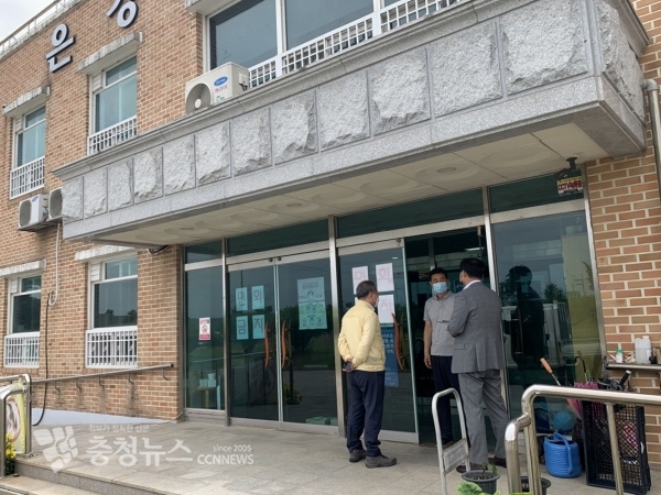 이용붕 부군수가 장기요양시설 방역수칙 이행 여부를 점검하는 모습