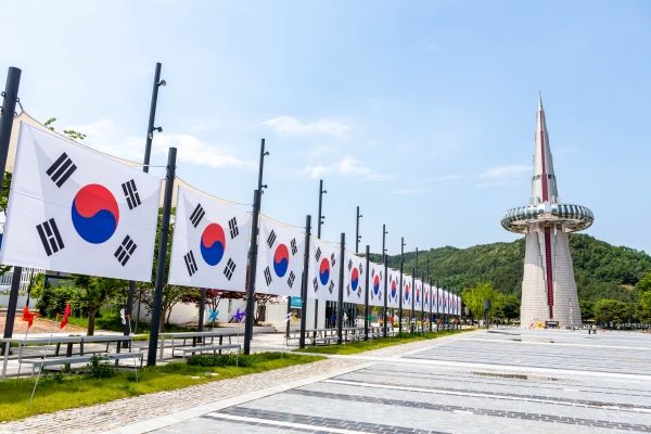 엑스포과학공원 물빛광장에 태극기 설치 모습