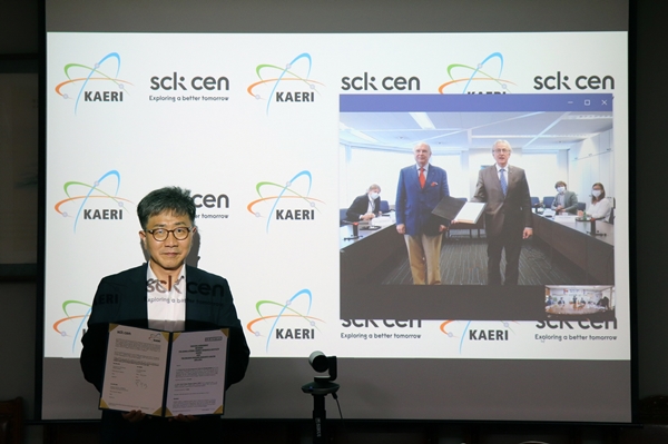 한국원자력연구원 박원석 원장이 온라인으로 진행한 화상 협약식에서 SCK CEN과의 공동연구 협약서를 들고 기념촬영을 하고 있다.