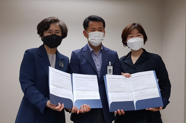 전문상담인력 역량강화 연수 위탁 사업 계약. 왼쪽부터 비움심리상담센터장, 민주시민교육과 생활교육 담당 장학관, 와이스토리 대표