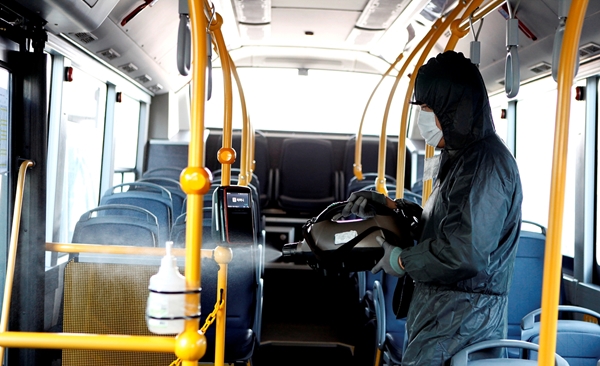 코로나19 방역 중인 버스