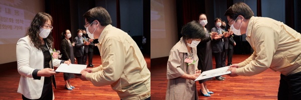 (좌)가정위탁모 남원숙씨,  (우)서기자씨 표창장 전수장면