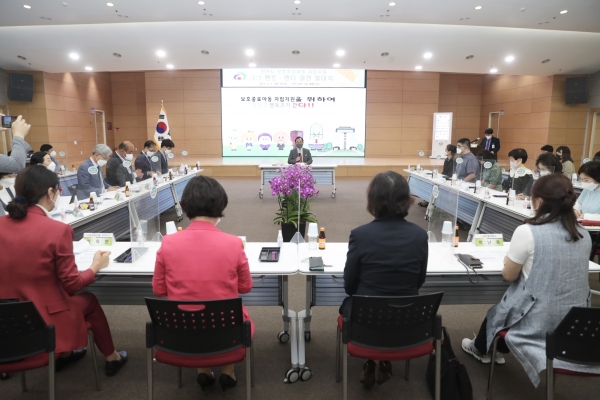 지난 1일 시청 대회의실에서 ‘보호종료아동 자립지원을 위한 1:1멘토·멘티 결연 발대식’을 진행하고 있다.