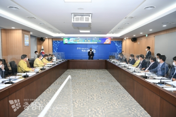 이원빈 박사가 예산군 수도권 공공기관 유치 전문가 초청 강연회에서 강연을 펼치는 모습