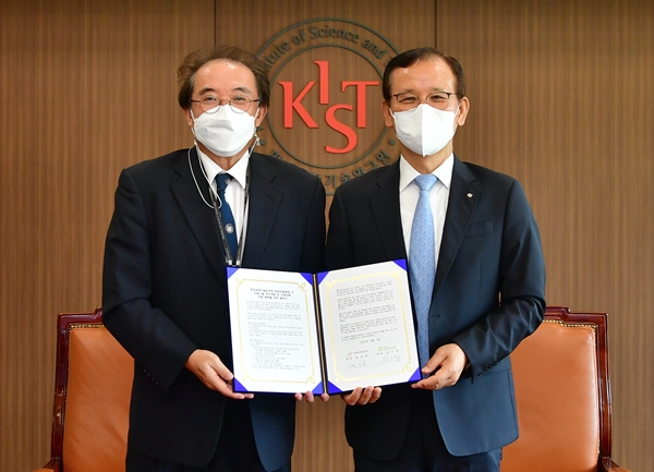 KIST-중앙보훈병원 MOU 체결식. 왼쪽부터 유근영 중앙보훈병원장, 윤석진 KIST 원장.