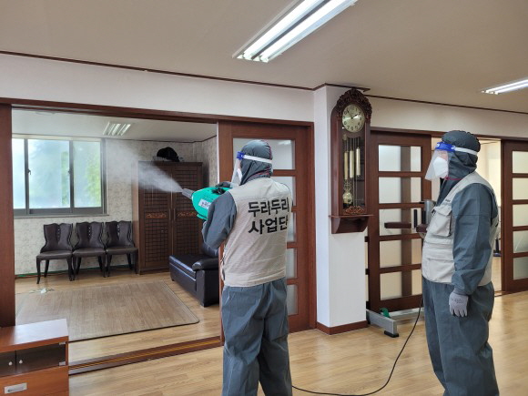 사)두리장애인복지회 경로당 방역소독 실시 장면
