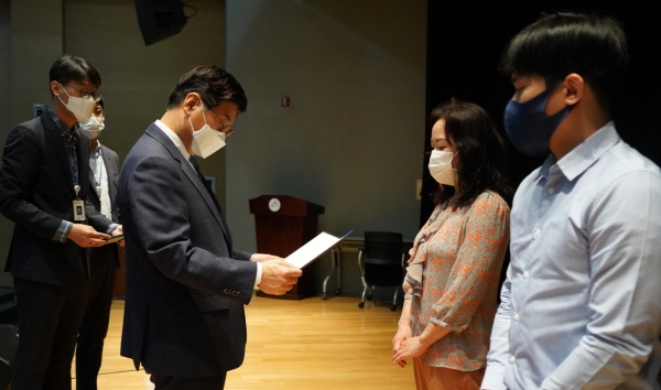 이춘희 세종시장(왼쪽)이 산자부 소속 이광랑(가운데), 김주환(오른쪽) 주무관에게 하트세이버를 수여하고 있다.