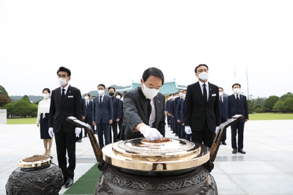 이청룡 대전국세청장, 현충일 맞아 대전현충원 찾아 참배 모습